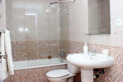 コスタ・デ・アンティグアにあるDuplex Janeのバスルーム(洗面台、トイレ、シャワー付)