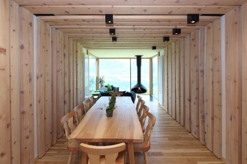 una sala da pranzo con tavolo e sedie in legno di Chalet Alm Planai a Schladming