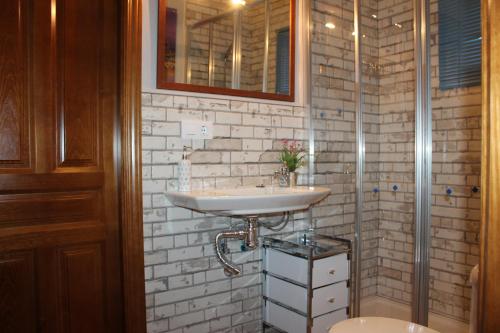 a bathroom with a sink and a shower at Alojamiento rural El Salto in Villafranca de Córdoba