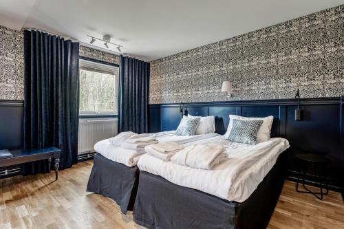 Ένα ή περισσότερα κρεβάτια σε δωμάτιο στο Hällsnäs Hotell & Restaurang
