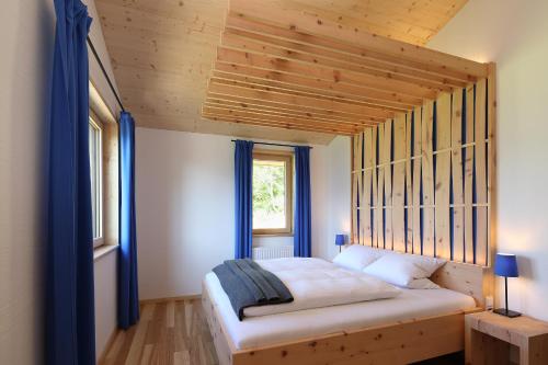 una camera con letto e soffitto in legno di Chalet Alm Planai a Schladming