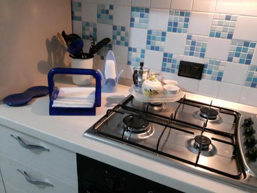 una encimera de cocina con fogones y platos. en soleada, en Monopoli