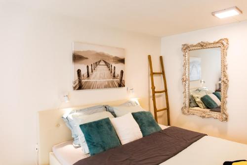 Giường trong phòng chung tại Luxe B&B Het Colmerhof