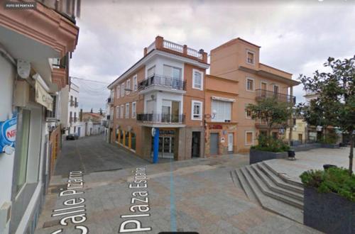una calle vacía en una ciudad con edificios en A.T. La Plaza, en Calamonte