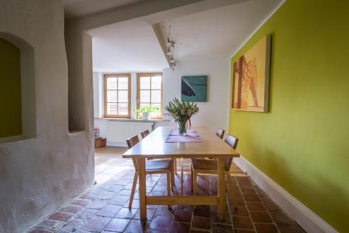 a dining room with a wooden table and chairs at "goethezimmer" Ferienwohnung und Zimmer am Burgplatz in Weimar