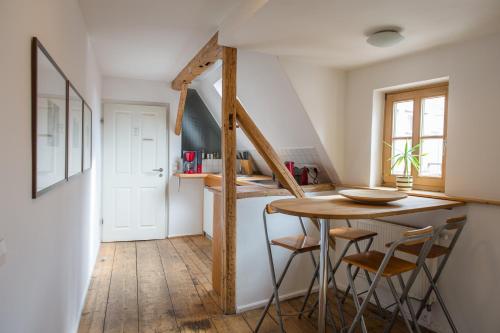 a kitchen with a table and chairs in a room at "goethezimmer" Ferienwohnung und Zimmer am Burgplatz in Weimar