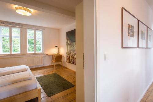 a room with a bed and a window at "goethezimmer" Ferienwohnung und Zimmer am Burgplatz in Weimar
