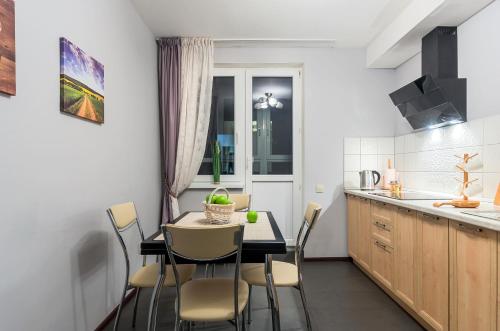 ヴォロネジにあるATLANT Apartments 266のキッチン、ダイニングルーム(テーブル、椅子付)