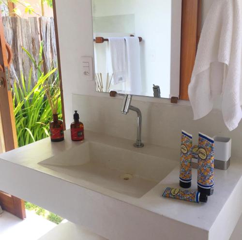 um lavatório na casa de banho com um espelho em Vila Bela Vista em Corumbau