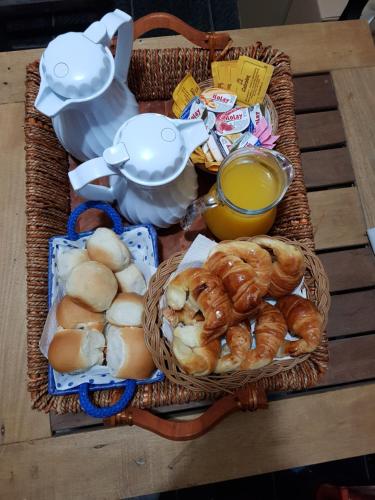 een mand met brood en gebak op een tafel bij Cabañas Victoria in Mar de las Pampas
