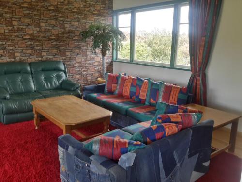 un soggiorno con un divano e un tavolo di Riversong a Ohakune