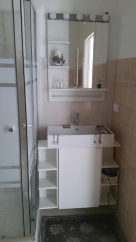 a bathroom with a sink and a mirror at La Casa del Sire in Marino