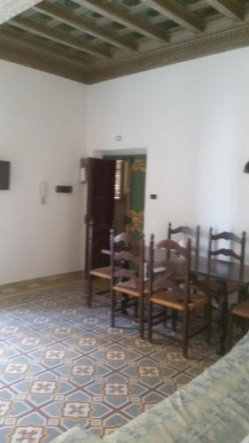 a dining room with wooden chairs and a table at La Casa del Sire in Marino