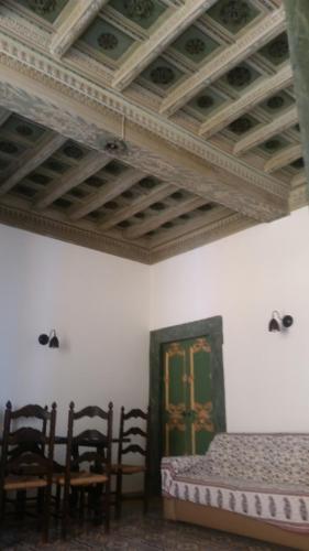 a room with a table and chairs and a ceiling at La Casa del Sire in Marino