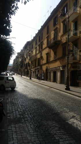a cobblestone street in front of a building at La Casa del Sire in Marino