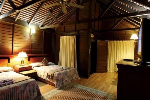 Giường trong phòng chung tại The Manor Beach Resort Besut