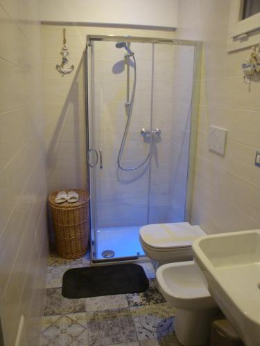a bathroom with a shower and a toilet and a sink at Deliziosa Villetta Mancaversa in Marina di Mancaversa