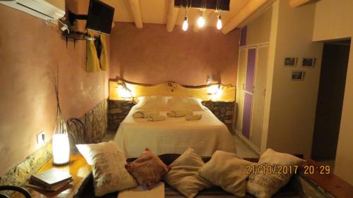 una camera con un letto e un divano di fronte di Cabañas Entre Verde a Los Hornillos