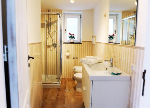 フローレにあるResidence Pizzo Corvoのバスルーム(シャワー、洗面台、トイレ付)