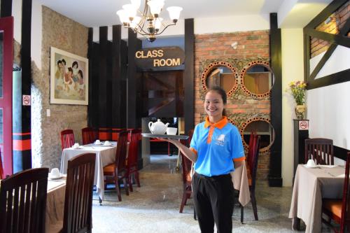 A restaurant or other place to eat at Hnam Chang Ngeh Hospitality training center, guest house, restaurant & bar
