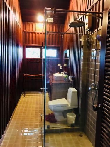 a bathroom with a toilet and a sink at Erawan Villa Hotel in Bangrak Beach
