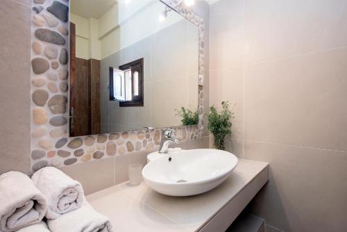 Dimitrios Apartments في كاسيوبي: حمام مع حوض أبيض ومرآة