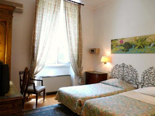 Habitación de hotel con 2 camas y ventana en Classic Hotel en Florencia