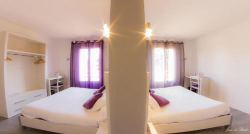Postel nebo postele na pokoji v ubytování Logis Hôtel Le pont d'Arcole