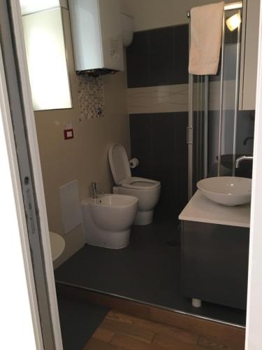 a bathroom with a toilet and a sink at Arco dolce Arco in Benevento