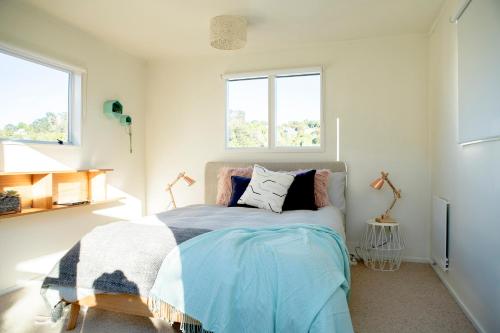 A bed or beds in a room at The Black Pearl, Waiheke Island