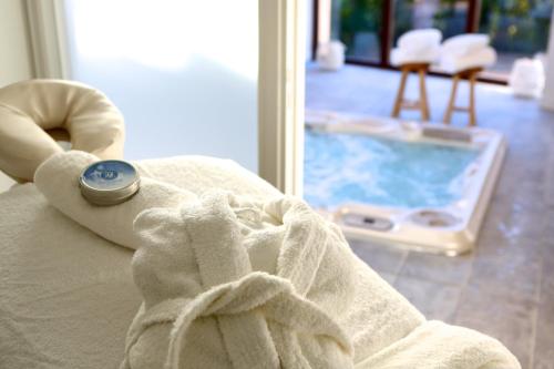 - une serviette sur un lit à côté de la piscine dans l'établissement Chateau de Drudas, à Drudas