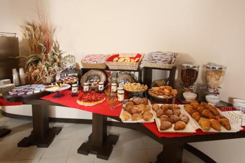 einen Tisch mit vielen verschiedenen Arten von Gebäck in der Unterkunft Hotel San Giovanni in Giardini-Naxos