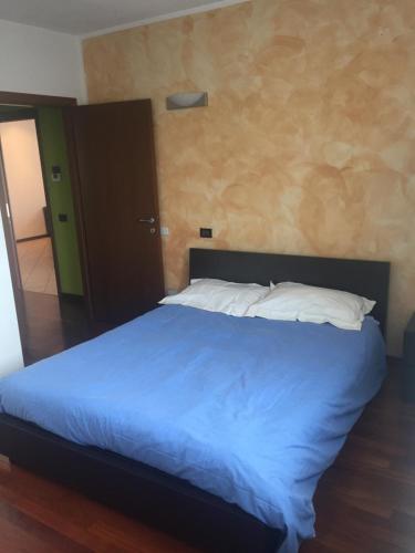 VirgilioにあるCasa Martinaのベッドルーム1室(青い掛け布団付きのベッド1台付)