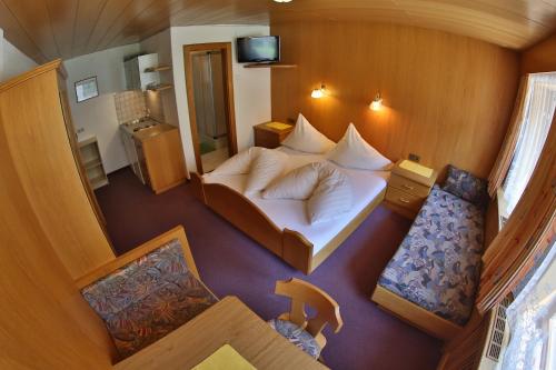 Habitación con vistas a un dormitorio con 1 cama. en Ferienhof Riml, en Sölden