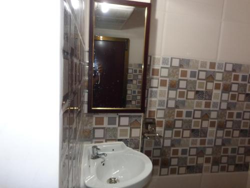 Bilik mandi di Luxmi Hotel
