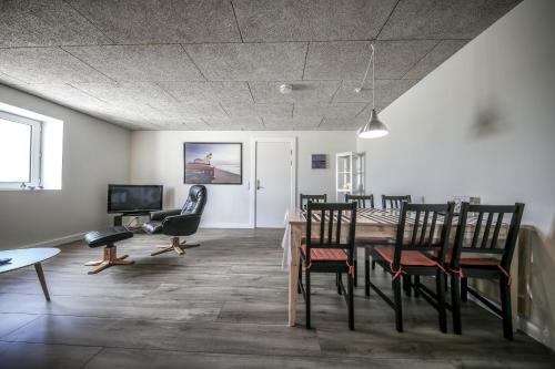 a dining room with a table and chairs at Bed and Breakfast Lemvig in Lemvig