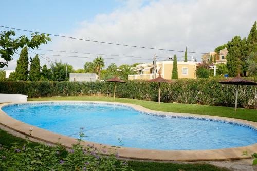una piscina en el patio de una casa en Townhouse in Las Rotas, en Denia