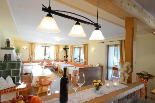 una sala da pranzo con tavolo e bicchieri da vino di Gästehaus Sonnenbichl a Fischbachau