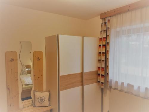 ノイシュティフト・イム・シュトゥーバイタールにあるHaus Jenewein Manfredの冷蔵庫、窓が備わる客室です。