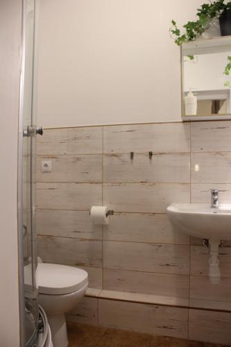 Ένα μπάνιο στο Kolorowa Guest Rooms