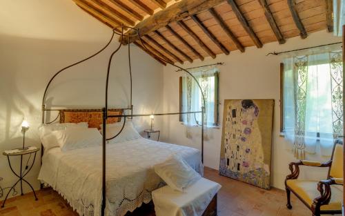 A bed or beds in a room at Podere Poggio al sole