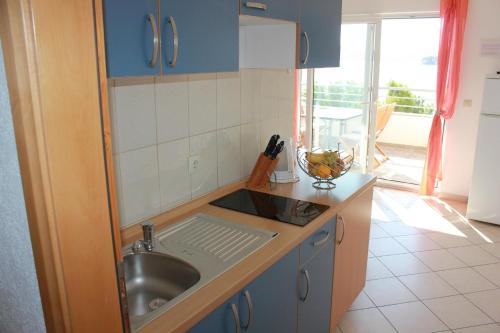 Kuchyň nebo kuchyňský kout v ubytování Apartments Roko