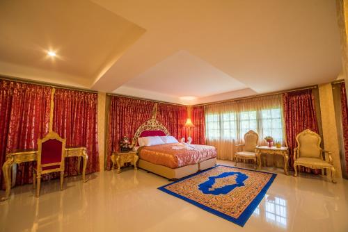 1 dormitorio con cama extragrande y cortinas rojas en Nakaraj Princess Chiang Rai - Walking Street, en Chiang Rai