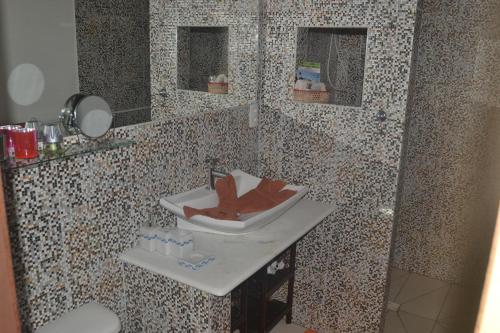 a bathroom with a sink and a mirror at Hotel Pousada Rancho Fundo in Camaçari