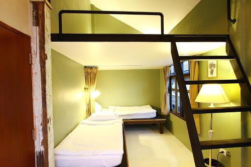 Divstāvu gulta vai divstāvu gultas numurā naktsmītnē Here Hostel Bangkok