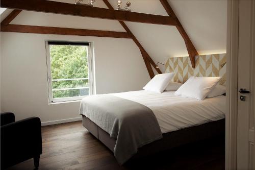 a bedroom with a large bed with a window at Boutique B&B Nassau in Amsterdam