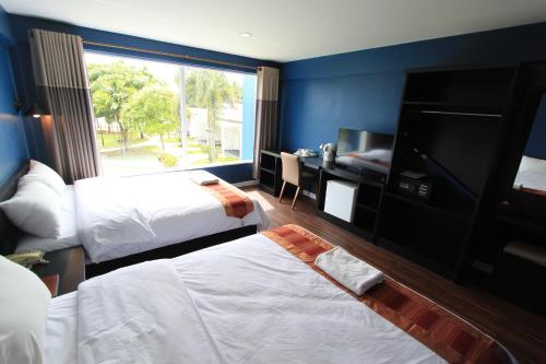 Кровать или кровати в номере Chaolao Tosang Beach Hotel