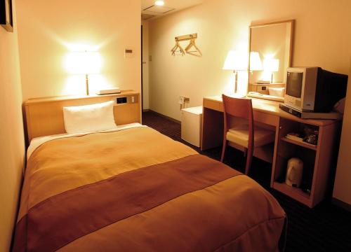 Giường trong phòng chung tại Hirosaki Plaza Hotel