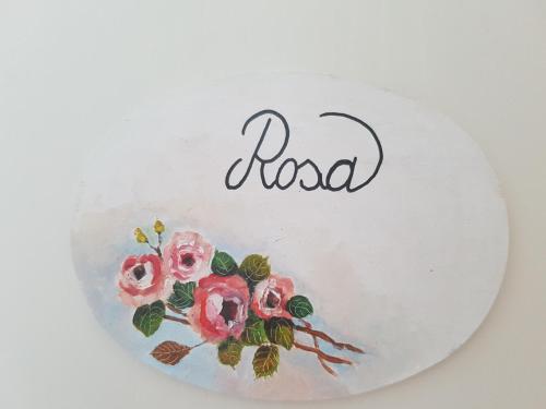a painting of flowers on a plate with the word roda at Foresteria Villa Margherita in Colico