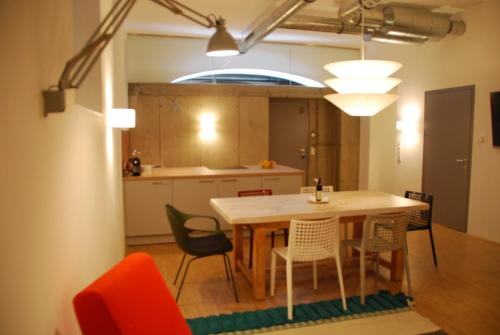 eine Küche und ein Esszimmer mit einem Tisch und Stühlen in der Unterkunft My Home in Vienna - Smart Apartments - Landstraße in Wien